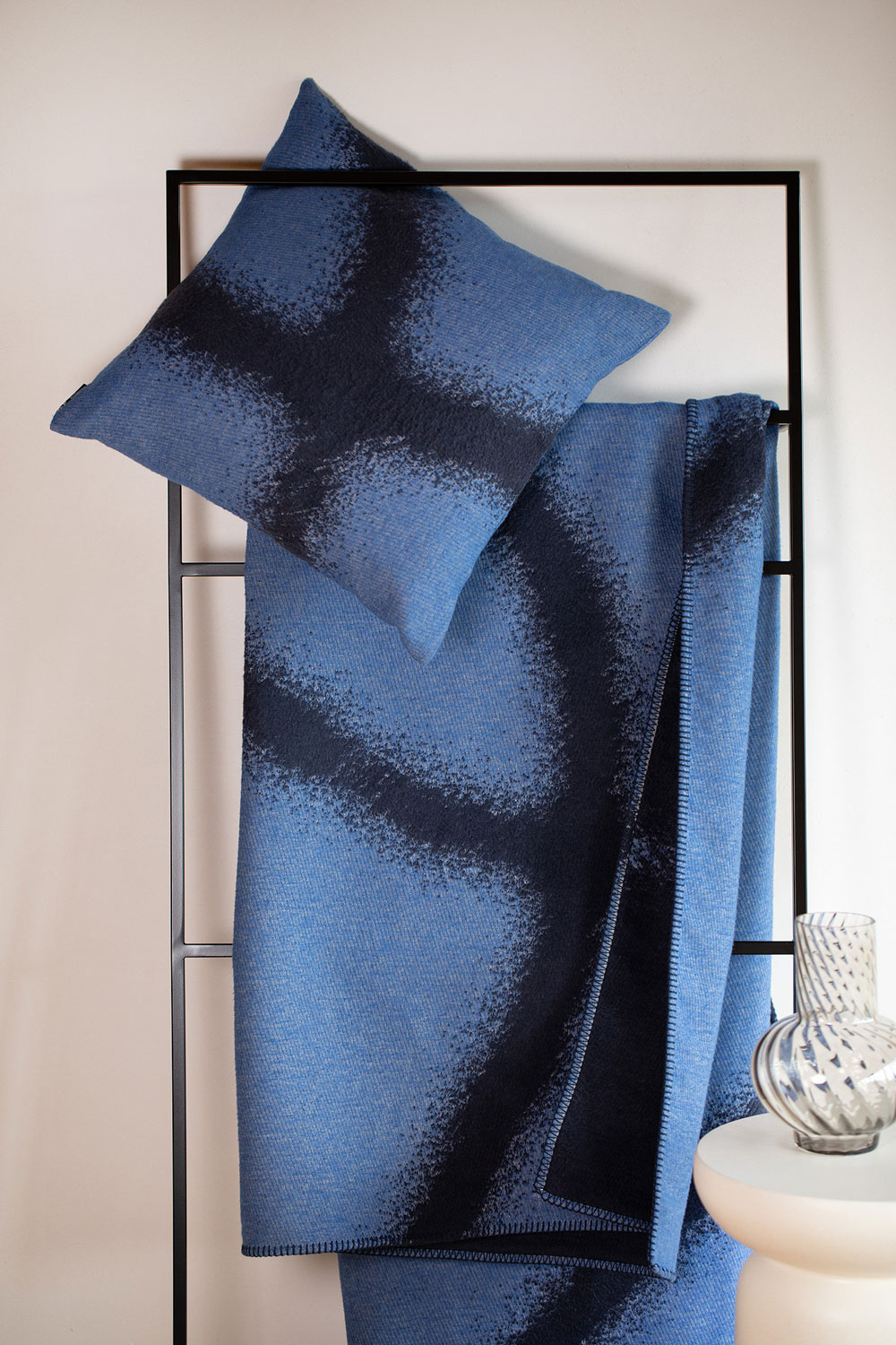 Order Cozy Blanket linear Color Deep Blue 135x200cm by David